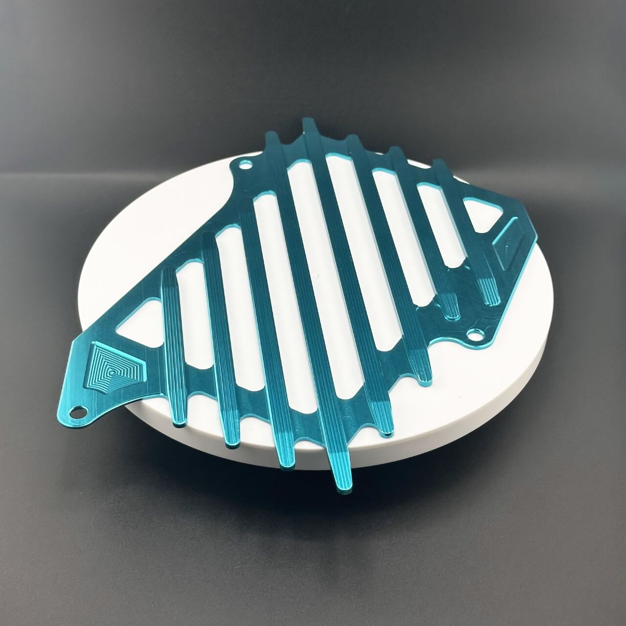 Nâng cấp xế yêu với Che Két Nước Nhôm CNC 4 Val Lục Bảo tại cửa hàng phụ tùng xe máy Dủ Phát Bike! Tản nhiệt đỉnh cao, phong cách tinh tế cho Vario, Air Blade (AB), Honda SH, Yamaha NVX. Có các màu trắng, đỏ, vàng, xanh dương, đen.