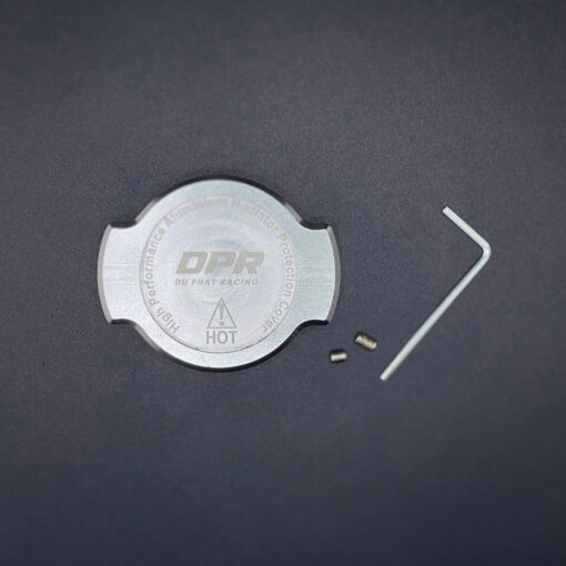 Nắp che két nước DPR bạc titan (radiator cover DPR Titan Silver) là phụ kiện độ Air Blade mang phong cách sang trọng và tinh tế. Màu bạc titan ánh kim sạch sẽ, dễ phối màu, vừa bảo vệ két nước hiệu quả vừa giữ khả năng tản nhiệt ổn định. Lắp zin theo xe, đây là lựa chọn hoàn hảo cho bản độ Air Blade theo style sạch – sang – bền.