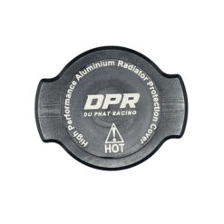 Nắp che két nước DPR đen matte (radiator cover DPR Black Stealth) là phụ kiện độ Air Blade mang phong cách tối giản, ngầu và cực kỳ mạnh mẽ. Màu đen lì giúp phần đầu xe trông sạch, cứng cáp, đồng thời bảo vệ két nước hiệu quả khỏi đá văng, bụi bẩn. Lắp zin theo xe, đây là lựa chọn hoàn hảo cho bản độ Air Blade full đen stealth.