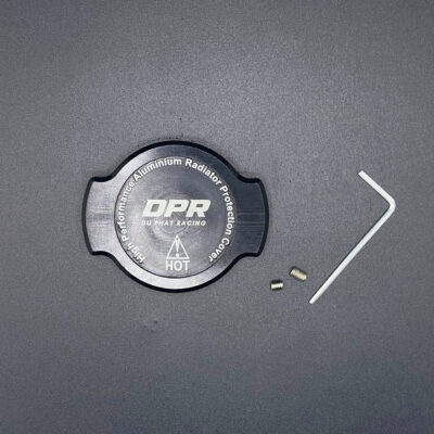 Nắp che két nước DPR đen matte (radiator cover DPR Black Stealth) là phụ kiện độ Air Blade mang phong cách tối giản, ngầu và cực kỳ mạnh mẽ. Màu đen lì giúp phần đầu xe trông sạch, cứng cáp, đồng thời bảo vệ két nước hiệu quả khỏi đá văng, bụi bẩn. Lắp zin theo xe, đây là lựa chọn hoàn hảo cho bản độ Air Blade full đen stealth.