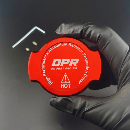 Nắp che két nước DPR đỏ ruby (radiator cover DPR Red Devil) là phụ kiện độ Air Blade nổi bật với sắc đỏ sâu, bóng và cực kỳ thể thao. Thiết kế CNC chắc chắn giúp bảo vệ két nước hiệu quả, đồng thời tối ưu khả năng tản nhiệt cho xe vận hành bền bỉ. Lắp zin theo xe, đây là điểm nhấn hoàn hảo cho bản độ Air Blade đỏ ruby mạnh mẽ và cuốn hút.