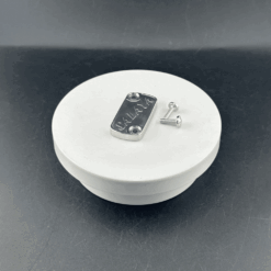 Nắp dầu lỗ Salaya lỗ xéo là phụ kiện CNC cao cấp dành cho xe máy , được gia công từ nhôm 6061 T6 hoặc inox 304 , giúp bảo vệ lỗ châm dầu động cơ và tăng độ thẩm mỹ cho khu vực lốc máy . Sản phẩm có độ bền cao , chống gỉ sét , chịu nhiệt tốt , phù hợp Winner , Exciter , Raider , Sirius , Wave , Sonic , và nhiều dòng xe khác .